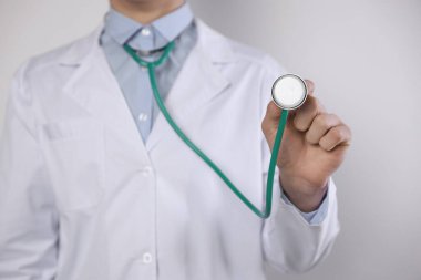 Doktor stetoskop üzerinde açık renkli, closeup ile