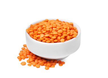 Beyaz tenceredeki çiğ mercimek.