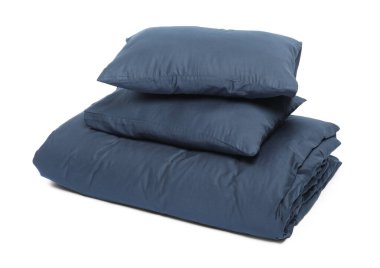 Beyaz arkaplanda ipek çarşaflar ve yastıklar