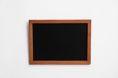 Beyaz duvarda boş bir karatahta