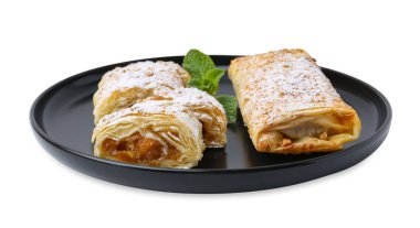 Pudra şekeri ve nane şekerli lezzetli elmalı çörekler beyaz üzerine izole edilmiş.