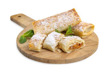 Pudra şekeri ve nane şekerli lezzetli elmalı çörekler beyaz üzerine izole edilmiş.