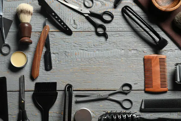 Çerçeve, açık gri ahşap masa üzerinde birçok farklı berber aletinden yapılmıştır. Metin için boşluk