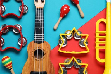 Renk arkaplan üzerinde farklı oyuncak müzik enstrümanları ile düz konum