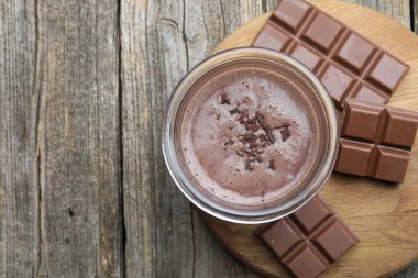 Lezzetli çikolatalı süt, talaş ve ahşap masa, üst manzara. Metin için boşluk