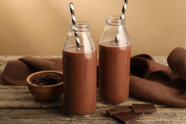 Lezzetli çikolatalı süt, talaş ve ahşap masa parçaları.