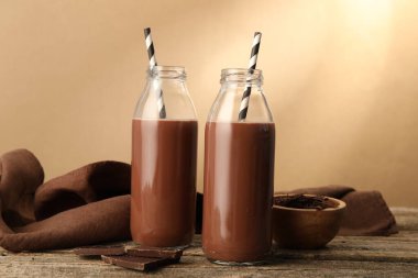 Lezzetli çikolatalı süt, talaş ve ahşap masa parçaları.