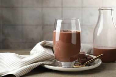 Lezzetli çikolatalı süt, talaş ve ahşap masa parçaları. Metin için boşluk