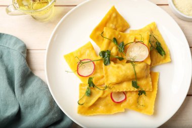 Tahta masada mikroyeşillikli ve turplu lezzetli ravioli.