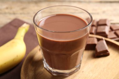 Lezzetli çikolatalı süt, parçalar ve muz masada, yakın plan.