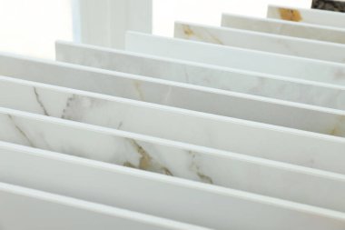 Mağazada çok sayıda farklı karo örnekleri sergileniyor, yakın plan