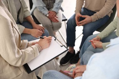 İçeride psikoterapi gören bir grup insan, yakın çekim.