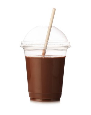 Plastik bardaktaki çikolatalı süt beyaza izole edilmiş.