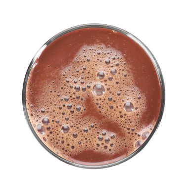 Bardaktaki lezzetli çikolatalı süt beyaza izole edilmiş, üst manzara.