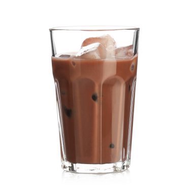Lezzetli çikolatalı süt, beyaz bardakta.