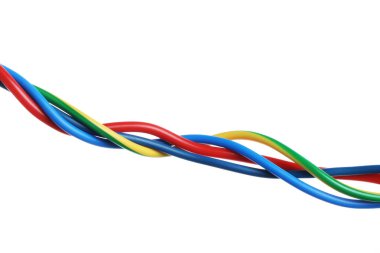 Beyaz arka planda birçok renkli elektrik kablosu