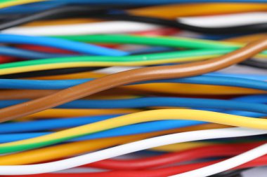 Arka plan olarak birçok renkli elektrik kablosu, yakın plan