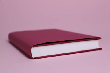 Pembe arkaplan üzerine bir renk kitabı, yakın plan