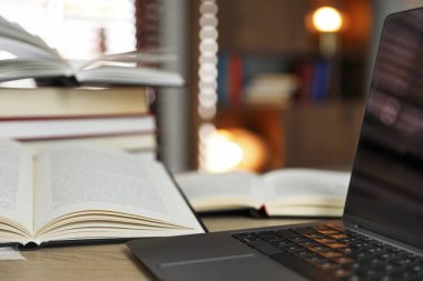 İçerideki masada birçok kitap ve dizüstü bilgisayar var. Yakın plan. Metin için boşluk