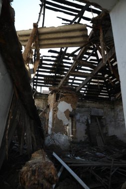 Güçlü deprem sonrası yıkık dökük çatılı ev, alçak açı