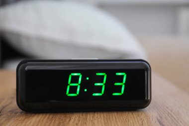 Saat 8: 33 'ü gösteren dijital alarmlı bir saat.