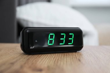 Saat 8: 33 'ü gösteren dijital alarmlı bir saat.