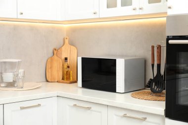 Mutfak tezgahında kapalı mikrodalga fırın.