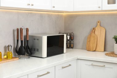 Mutfak tezgahında kapalı mikrodalga fırın.