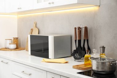 Mutfak tezgahında kapalı mikrodalga fırın.