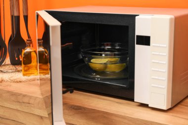 Mikrodalga fırını, bir kase su ve limonla aç.