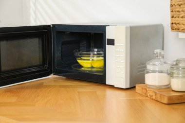 Mikrodalga fırını, bir kase su ve limonla aç.