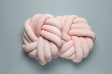 Gri arkaplanda dekoratif yastıklar, üst görünüm