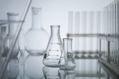 Ayna yüzeyinde ışık arkaplanına karşı laboratuvar camları