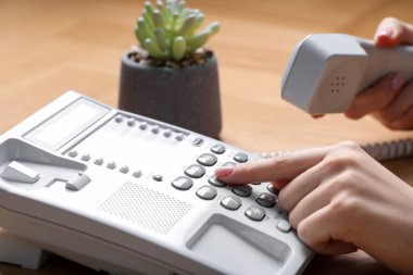 Masada telefonla arayan kadın, yakın plan.