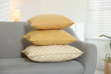 Odadaki kanepede yumuşak dekoratif yastıklar.