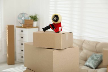 Kapalı alandaki karton kutulara yapıştırıcı bantlı dağıtıcı.