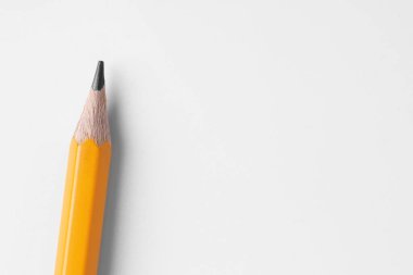 Açık gri arka planda bir kalem, üst manzara. Metin için boşluk