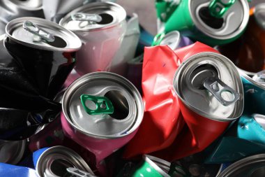 Arkaplan olarak birçok buruşuk teneke kutu, yakın plan