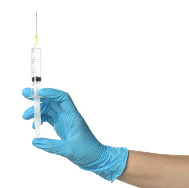 Tıbbi eldivenli doktor beyaz arka planda şırınga tutuyor, yakın plan.