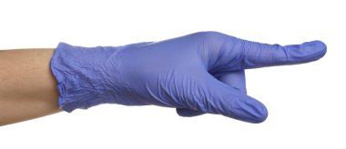 Tıbbi eldivenli doktor beyaz arka planda bir şeyi işaret ediyor, yakın plan.