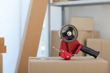 İçerideki karton kutunun üzerinde yapıştırıcı bant olan şeker kutusu. Metin için boşluk