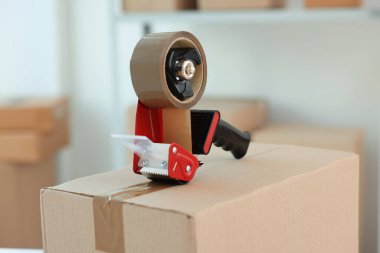 Kapalı alandaki karton kutuda yapıştırıcı bantlı şeker kutusu.