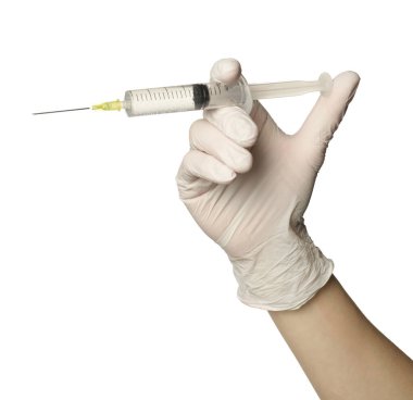 Tıbbi eldivenli doktor beyaz arka planda şırınga tutuyor, yakın plan.