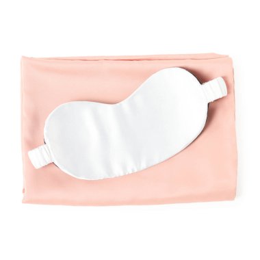 Pembe ipeksi çarşaflar ve beyaz arka planda uyku maskesi.