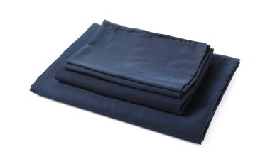 Beyaz arkaplanda ipeksi çarşaf yığını