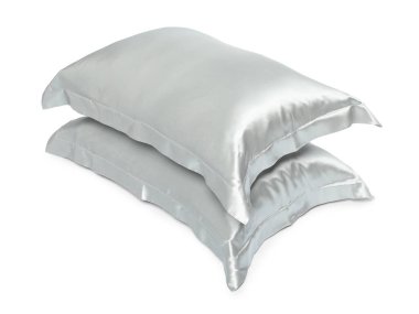 Beyaz arka planda yumuşak yatak yastıkları. İpek çarşaflar