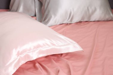 Yatakta güzel ipek çarşaflar, yakın çekim manzarası