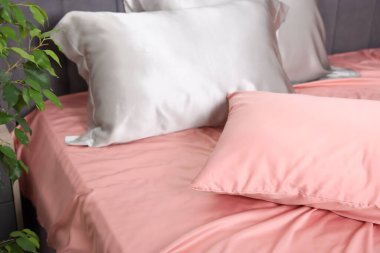 Yatakta güzel ipek çarşaflar, yakın plan.