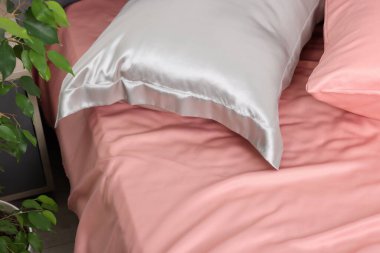 Yatakta güzel ipek çarşaflar, yakın plan.