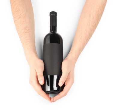 Beyaz arka planda lüks şarap şişesi tutan adam. Tasarım için model